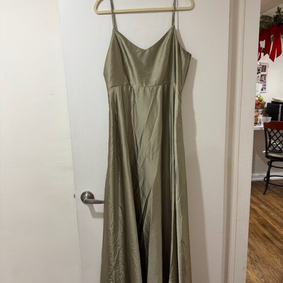 💚✨ Show Me Your Mumu Faith Maxi Dress – Moss Green Satin (XL) ✨💚 - Picture 9 of 14